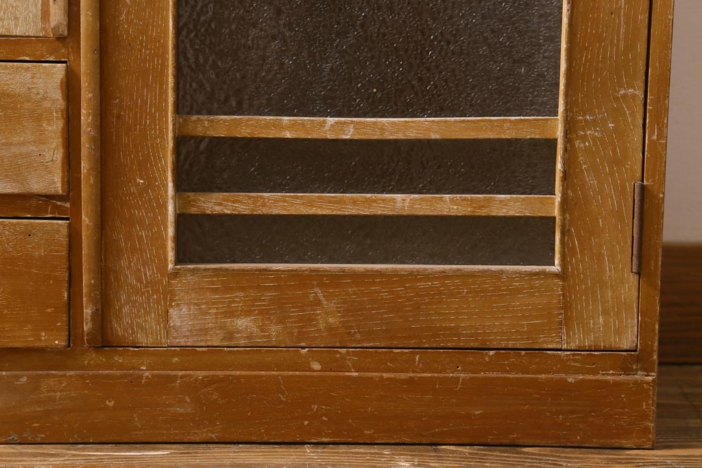 【簡易リペア限定品】レトロ家具　昭和レトロ　ダイヤガラス入り　古い木の落ち着いた雰囲気が魅力のブックケース(本棚、本箱)(R-038442)