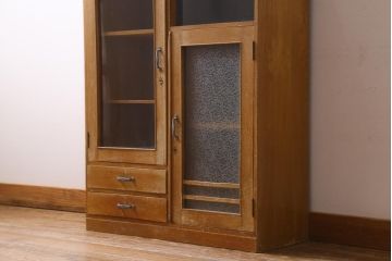 【簡易リペア限定品】レトロ家具　昭和レトロ　ダイヤガラス入り　古い木の落ち着いた雰囲気が魅力のブックケース(本棚、本箱)(R-038442)