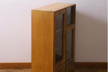 【簡易リペア限定品】レトロ家具　昭和レトロ　ダイヤガラス入り　古い木の落ち着いた雰囲気が魅力のブックケース(本棚、本箱)(R-038442)