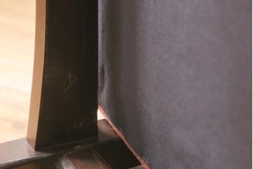 ビンテージ家具　松本民芸家具　#300型曲肘布張イス　シックな雰囲気が魅力の1人掛けソファ(1Pソファ)(R-038444)