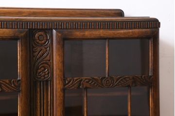 アンティーク家具　イギリスアンティーク　オーク材　上品な装飾が目を引くブックケース(本箱、収納箱、キャビネット)(R-038445)