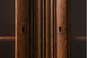 アンティーク家具　イギリスアンティーク　オーク材　上品な装飾が目を引くブックケース(本箱、収納箱、キャビネット)(R-038445)