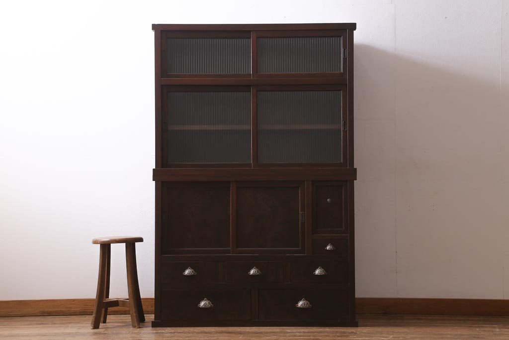 アンティーク家具　和製アンティーク　前面ケヤキ材　四尺　モールガラスと兜の金具が目を引く重ね水屋箪笥(食器棚、収納棚)(R-038446)