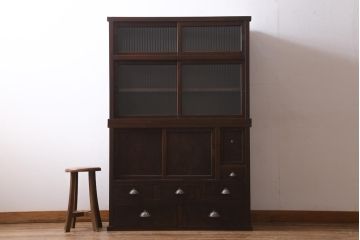 アンティーク家具　和製アンティーク　前面ケヤキ材　四尺　モールガラスと兜の金具が目を引く重ね水屋箪笥(食器棚、収納棚)(R-038446)