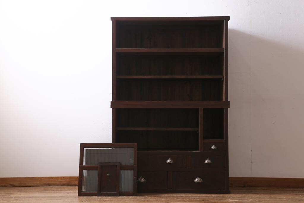 アンティーク家具　和製アンティーク　前面ケヤキ材　四尺　モールガラスと兜の金具が目を引く重ね水屋箪笥(食器棚、収納棚)(R-038446)