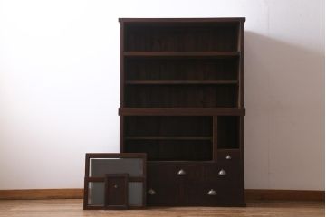 アンティーク家具　和製アンティーク　前面ケヤキ材　四尺　モールガラスと兜の金具が目を引く重ね水屋箪笥(食器棚、収納棚)(R-038446)