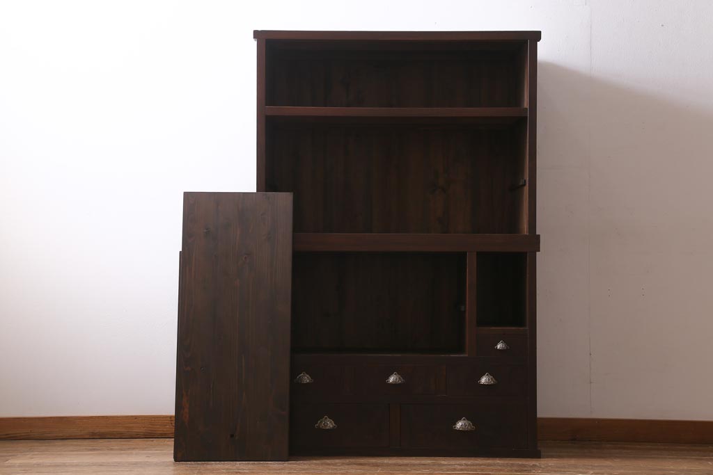 アンティーク家具　和製アンティーク　前面ケヤキ材　四尺　モールガラスと兜の金具が目を引く重ね水屋箪笥(食器棚、収納棚)(R-038446)