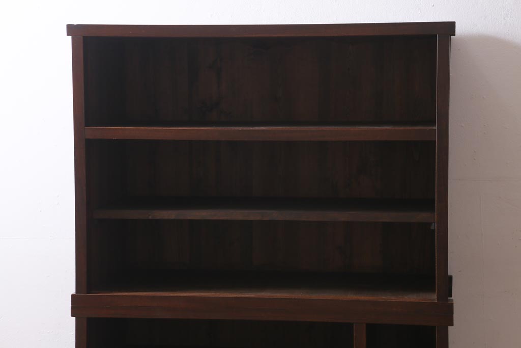 アンティーク家具　和製アンティーク　前面ケヤキ材　四尺　モールガラスと兜の金具が目を引く重ね水屋箪笥(食器棚、収納棚)(R-038446)