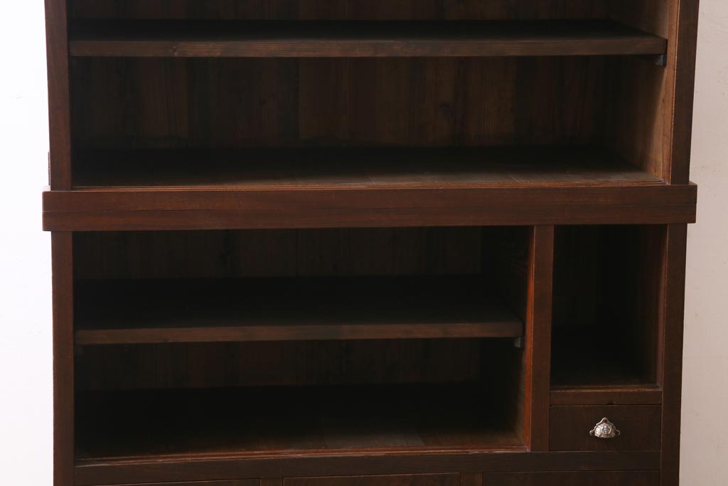 アンティーク家具　和製アンティーク　前面ケヤキ材　四尺　モールガラスと兜の金具が目を引く重ね水屋箪笥(食器棚、収納棚)(R-038446)