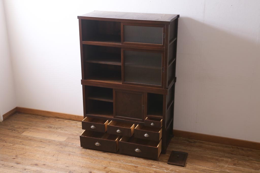 アンティーク家具　和製アンティーク　前面ケヤキ材　四尺　モールガラスと兜の金具が目を引く重ね水屋箪笥(食器棚、収納棚)(R-038446)