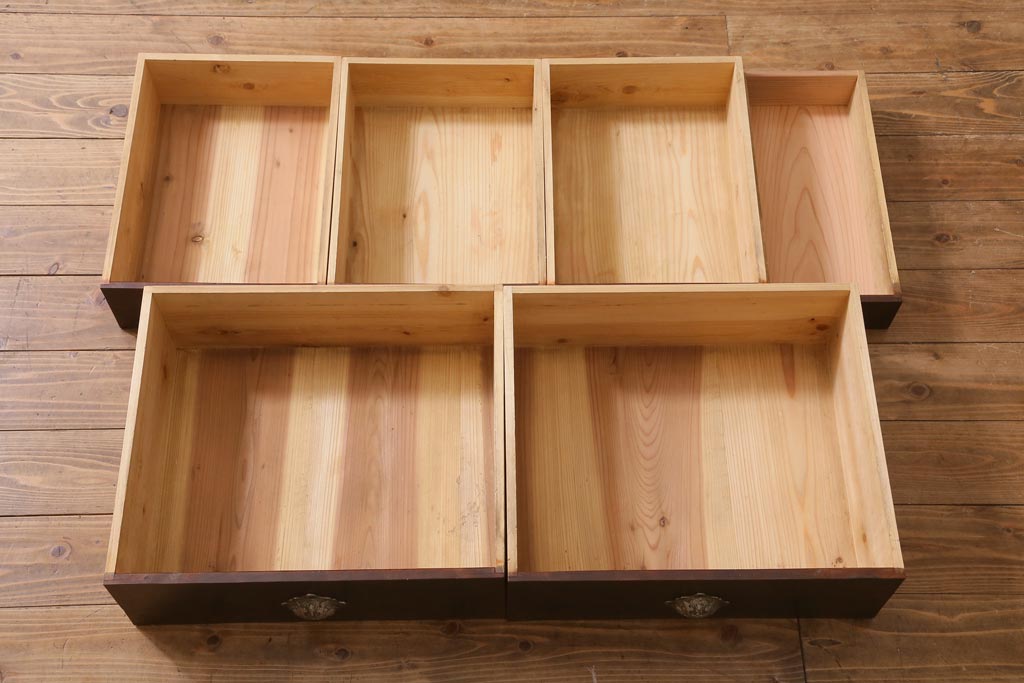 アンティーク家具　和製アンティーク　前面ケヤキ材　四尺　モールガラスと兜の金具が目を引く重ね水屋箪笥(食器棚、収納棚)(R-038446)