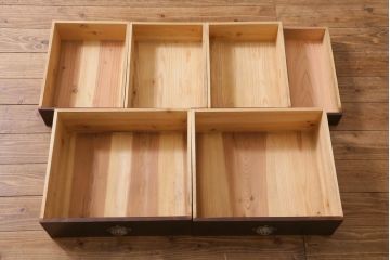 アンティーク家具　和製アンティーク　前面ケヤキ材　四尺　モールガラスと兜の金具が目を引く重ね水屋箪笥(食器棚、収納棚)(R-038446)