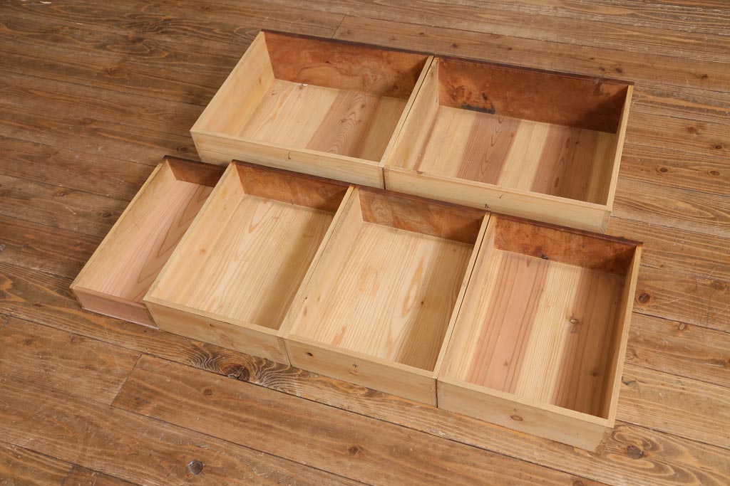 アンティーク家具　和製アンティーク　前面ケヤキ材　四尺　モールガラスと兜の金具が目を引く重ね水屋箪笥(食器棚、収納棚)(R-038446)