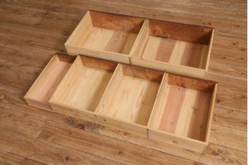 アンティーク家具　和製アンティーク　前面ケヤキ材　四尺　モールガラスと兜の金具が目を引く重ね水屋箪笥(食器棚、収納棚)(R-038446)