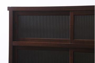 アンティーク家具　和製アンティーク　前面ケヤキ材　四尺　モールガラスと兜の金具が目を引く重ね水屋箪笥(食器棚、収納棚)(R-038446)