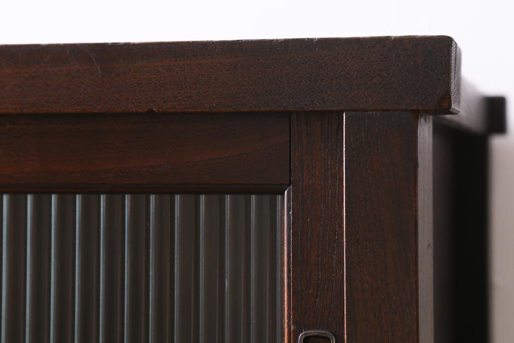 アンティーク家具　和製アンティーク　前面ケヤキ材　四尺　モールガラスと兜の金具が目を引く重ね水屋箪笥(食器棚、収納棚)(R-038446)