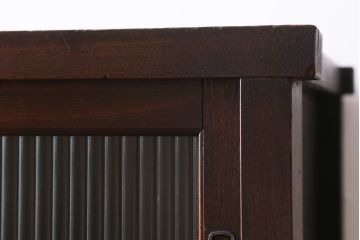 アンティーク家具　和製アンティーク　前面ケヤキ材　四尺　モールガラスと兜の金具が目を引く重ね水屋箪笥(食器棚、収納棚)(R-038446)