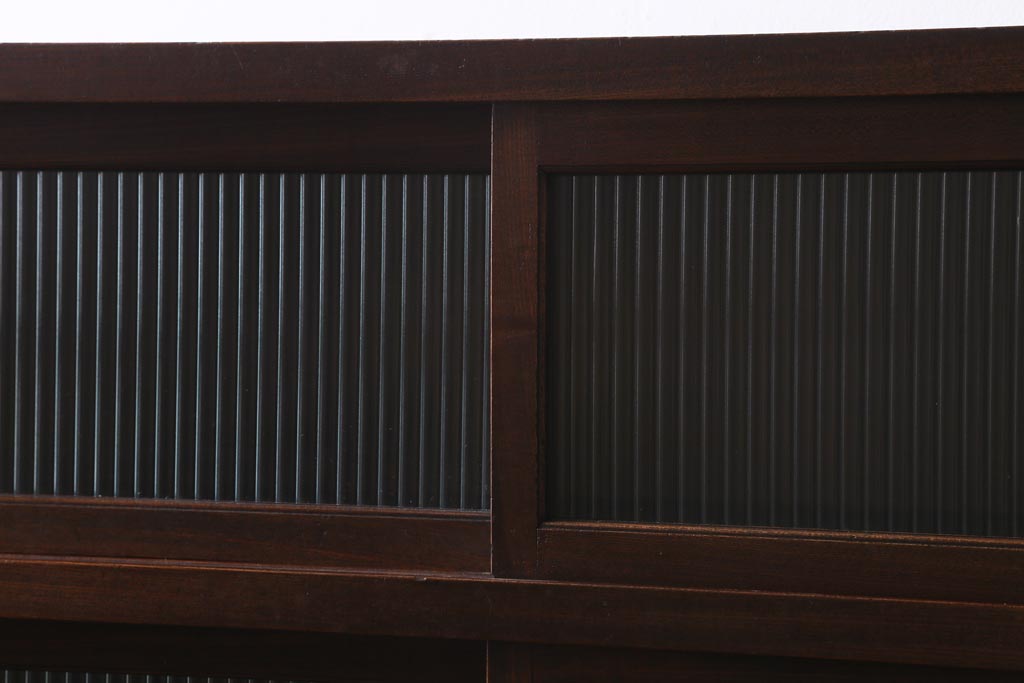 アンティーク家具　和製アンティーク　前面ケヤキ材　四尺　モールガラスと兜の金具が目を引く重ね水屋箪笥(食器棚、収納棚)(R-038446)