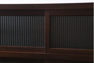 アンティーク家具　和製アンティーク　前面ケヤキ材　四尺　モールガラスと兜の金具が目を引く重ね水屋箪笥(食器棚、収納棚)(R-038446)