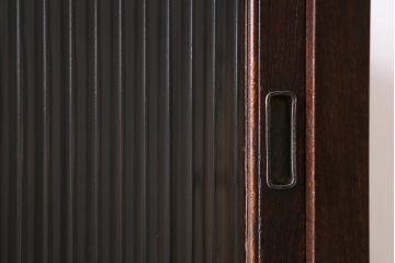 アンティーク家具　和製アンティーク　前面ケヤキ材　四尺　モールガラスと兜の金具が目を引く重ね水屋箪笥(食器棚、収納棚)(R-038446)