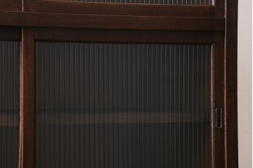 アンティーク家具　和製アンティーク　前面ケヤキ材　四尺　モールガラスと兜の金具が目を引く重ね水屋箪笥(食器棚、収納棚)(R-038446)