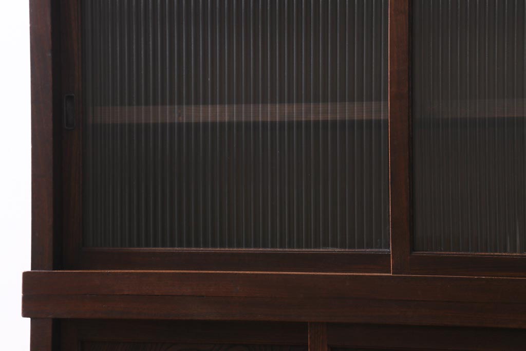 アンティーク家具　和製アンティーク　前面ケヤキ材　四尺　モールガラスと兜の金具が目を引く重ね水屋箪笥(食器棚、収納棚)(R-038446)