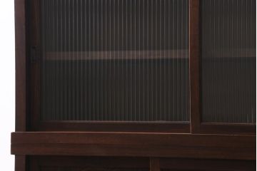 アンティーク家具　和製アンティーク　前面ケヤキ材　四尺　モールガラスと兜の金具が目を引く重ね水屋箪笥(食器棚、収納棚)(R-038446)