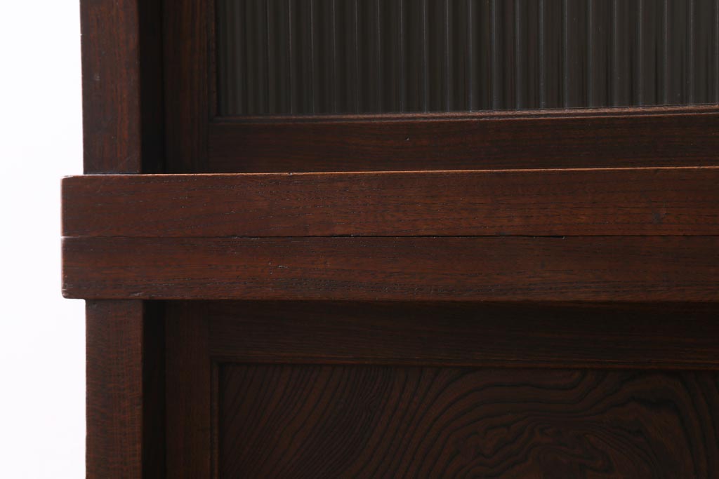 アンティーク家具　和製アンティーク　前面ケヤキ材　四尺　モールガラスと兜の金具が目を引く重ね水屋箪笥(食器棚、収納棚)(R-038446)