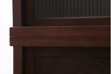 アンティーク家具　和製アンティーク　前面ケヤキ材　四尺　モールガラスと兜の金具が目を引く重ね水屋箪笥(食器棚、収納棚)(R-038446)