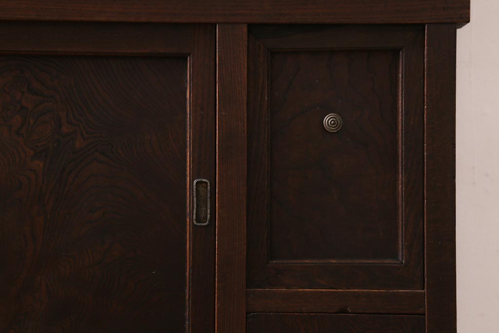 アンティーク家具　和製アンティーク　前面ケヤキ材　四尺　モールガラスと兜の金具が目を引く重ね水屋箪笥(食器棚、収納棚)(R-038446)