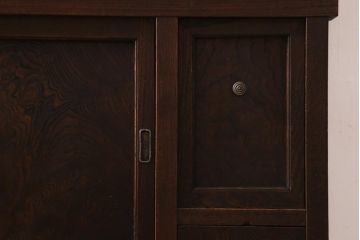 アンティーク家具　和製アンティーク　前面ケヤキ材　四尺　モールガラスと兜の金具が目を引く重ね水屋箪笥(食器棚、収納棚)(R-038446)