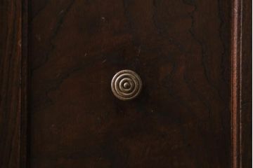 アンティーク家具　和製アンティーク　前面ケヤキ材　四尺　モールガラスと兜の金具が目を引く重ね水屋箪笥(食器棚、収納棚)(R-038446)