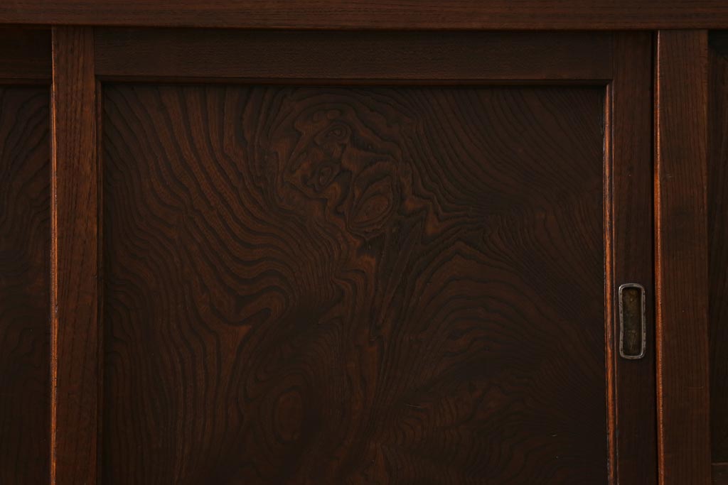 アンティーク家具　和製アンティーク　前面ケヤキ材　四尺　モールガラスと兜の金具が目を引く重ね水屋箪笥(食器棚、収納棚)(R-038446)