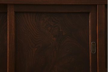 アンティーク家具　和製アンティーク　前面ケヤキ材　四尺　モールガラスと兜の金具が目を引く重ね水屋箪笥(食器棚、収納棚)(R-038446)