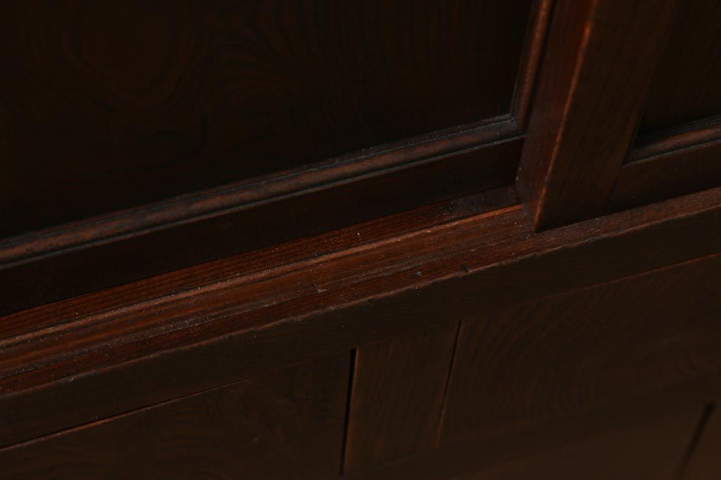 アンティーク家具　和製アンティーク　前面ケヤキ材　四尺　モールガラスと兜の金具が目を引く重ね水屋箪笥(食器棚、収納棚)(R-038446)
