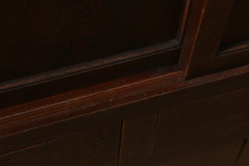 アンティーク家具　和製アンティーク　前面ケヤキ材　四尺　モールガラスと兜の金具が目を引く重ね水屋箪笥(食器棚、収納棚)(R-038446)