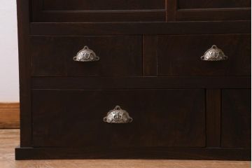 アンティーク家具　和製アンティーク　前面ケヤキ材　四尺　モールガラスと兜の金具が目を引く重ね水屋箪笥(食器棚、収納棚)(R-038446)