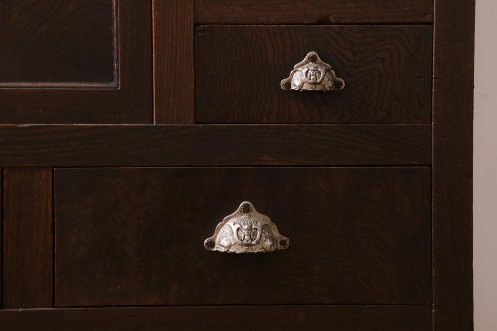 アンティーク家具　和製アンティーク　前面ケヤキ材　四尺　モールガラスと兜の金具が目を引く重ね水屋箪笥(食器棚、収納棚)(R-038446)