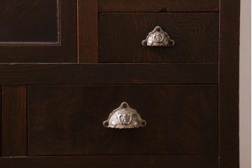 アンティーク家具　和製アンティーク　前面ケヤキ材　四尺　モールガラスと兜の金具が目を引く重ね水屋箪笥(食器棚、収納棚)(R-038446)