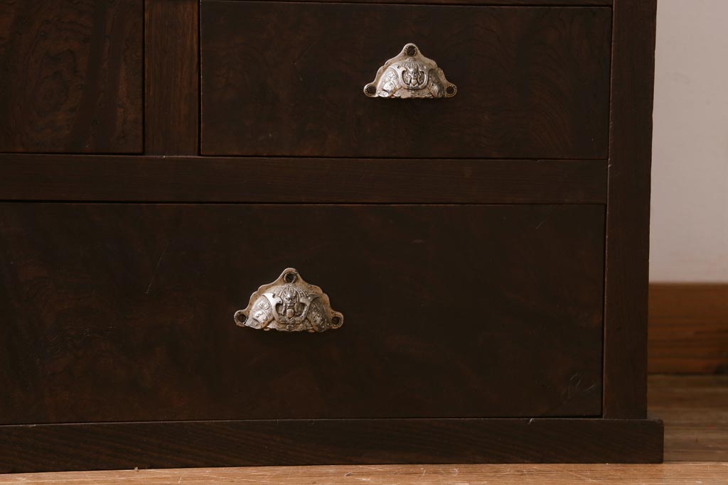 アンティーク家具　和製アンティーク　前面ケヤキ材　四尺　モールガラスと兜の金具が目を引く重ね水屋箪笥(食器棚、収納棚)(R-038446)