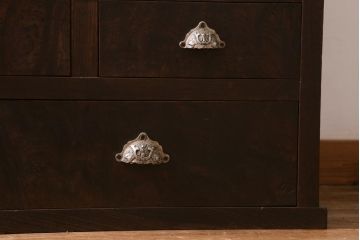 アンティーク家具　和製アンティーク　前面ケヤキ材　四尺　モールガラスと兜の金具が目を引く重ね水屋箪笥(食器棚、収納棚)(R-038446)