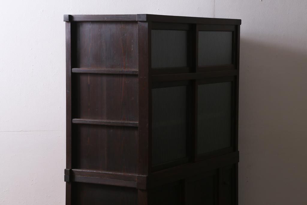 アンティーク家具　和製アンティーク　前面ケヤキ材　四尺　モールガラスと兜の金具が目を引く重ね水屋箪笥(食器棚、収納棚)(R-038446)