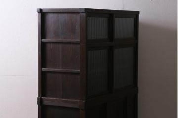 アンティーク家具　和製アンティーク　前面ケヤキ材　四尺　モールガラスと兜の金具が目を引く重ね水屋箪笥(食器棚、収納棚)(R-038446)