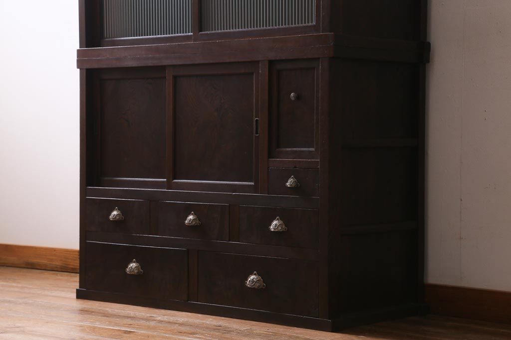 アンティーク家具　和製アンティーク　前面ケヤキ材　四尺　モールガラスと兜の金具が目を引く重ね水屋箪笥(食器棚、収納棚)(R-038446)