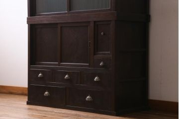 アンティーク家具　和製アンティーク　前面ケヤキ材　四尺　モールガラスと兜の金具が目を引く重ね水屋箪笥(食器棚、収納棚)(R-038446)