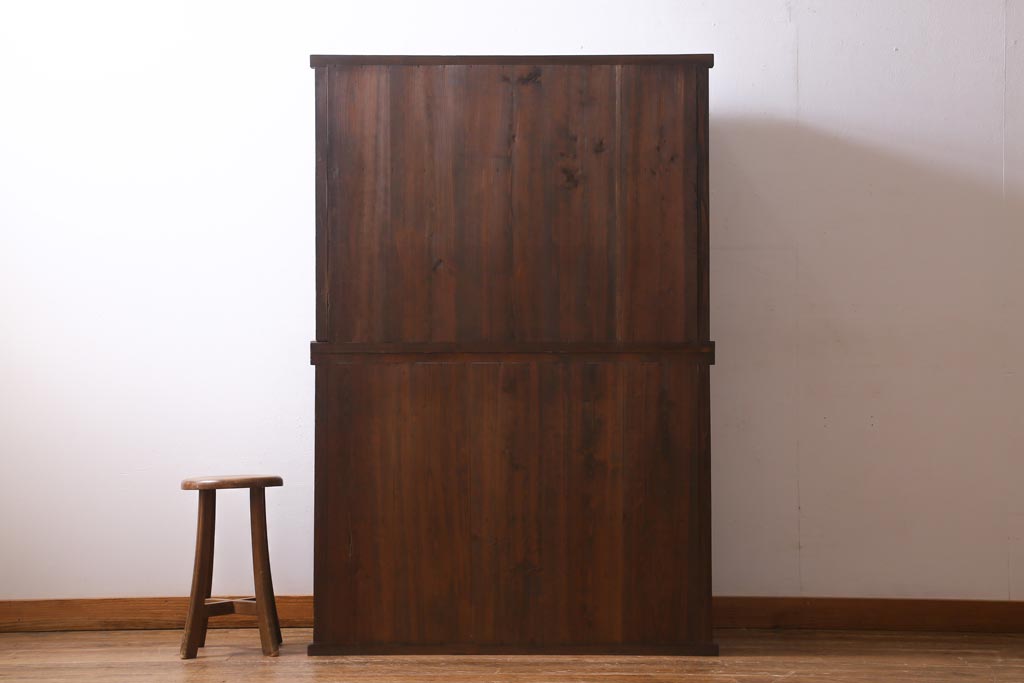 アンティーク家具　和製アンティーク　前面ケヤキ材　四尺　モールガラスと兜の金具が目を引く重ね水屋箪笥(食器棚、収納棚)(R-038446)