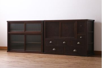 アンティーク家具　和製アンティーク　前面ケヤキ材　四尺　モールガラスと兜の金具が目を引く重ね水屋箪笥(食器棚、収納棚)(R-038446)