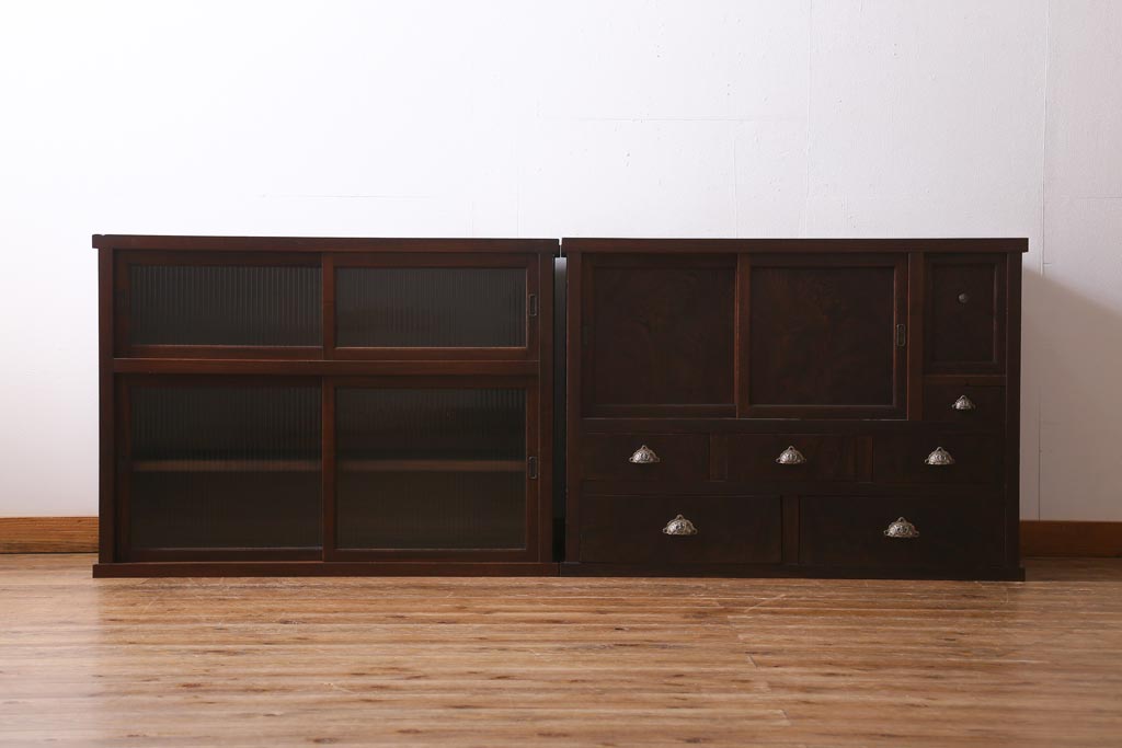 アンティーク家具　和製アンティーク　前面ケヤキ材　四尺　モールガラスと兜の金具が目を引く重ね水屋箪笥(食器棚、収納棚)(R-038446)