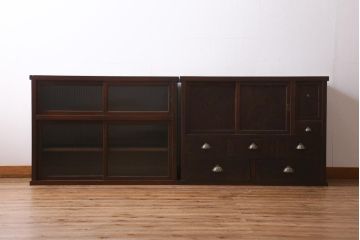 アンティーク家具　和製アンティーク　前面ケヤキ材　四尺　モールガラスと兜の金具が目を引く重ね水屋箪笥(食器棚、収納棚)(R-038446)