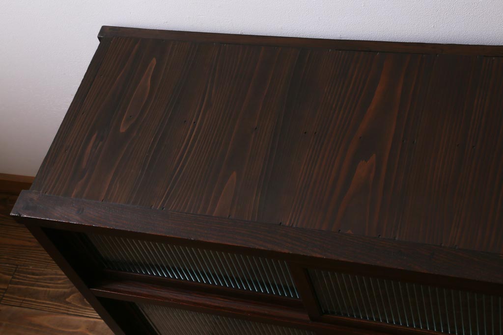 アンティーク家具　和製アンティーク　前面ケヤキ材　四尺　モールガラスと兜の金具が目を引く重ね水屋箪笥(食器棚、収納棚)(R-038446)